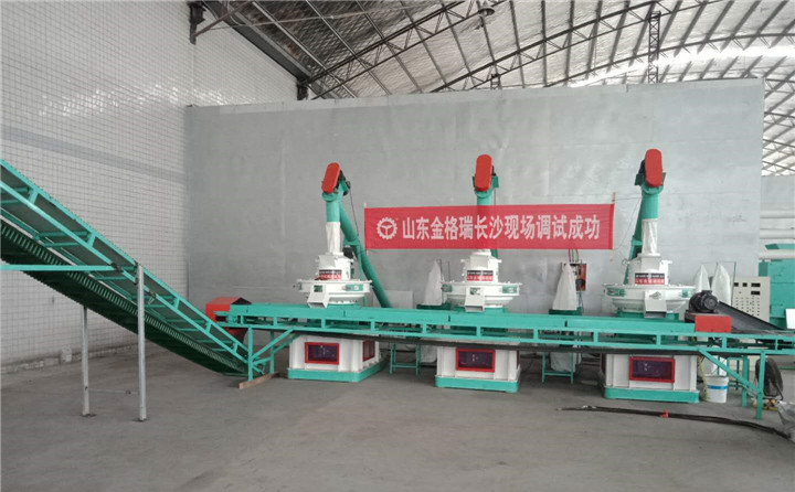 秸稈飼料顆粒機(jī)生產(chǎn)線長(zhǎng)沙客戶使用現(xiàn)場(chǎng)