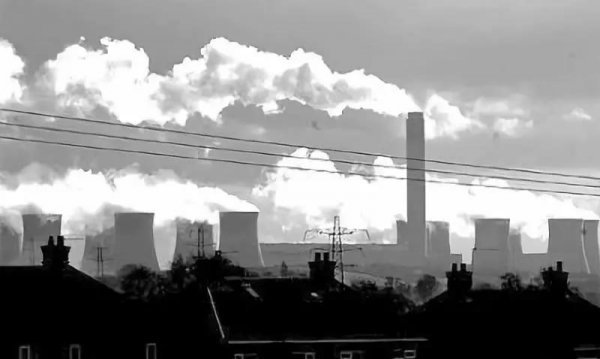 在廠房的中央矗立著一個(gè)高達(dá)259米的煙囪