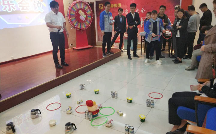 多么開心的快樂會議員工們的套圈領(lǐng)獎品