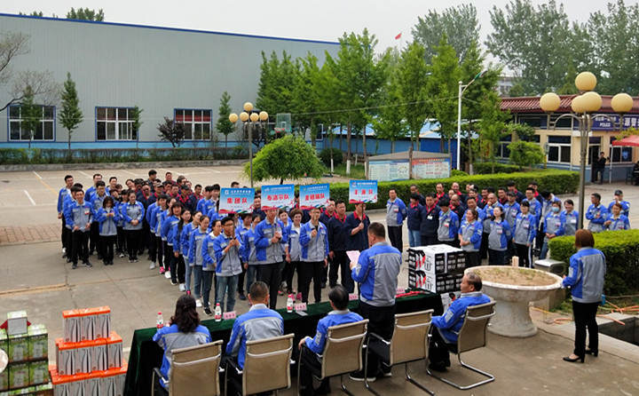 開幕式上，精神抖擻、英姿颯爽的代表隊(duì)邁著矯健的步伐走入賽場(chǎng)