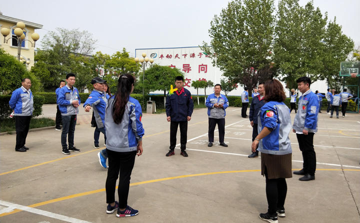 踢毽子比賽讓我們見識(shí)到團(tuán)結(jié)協(xié)作、堅(jiān)持不懈的運(yùn)動(dòng)精神，各隊(duì)在場(chǎng)上展開激烈比拼，隊(duì)員們沉著應(yīng)戰(zhàn)、默契配合、快速傳遞