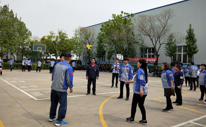 踢毽子比賽讓我們見識(shí)到團(tuán)結(jié)協(xié)作、堅(jiān)持不懈的運(yùn)動(dòng)精神，各隊(duì)在場(chǎng)上展開激烈比拼，隊(duì)員們沉著應(yīng)戰(zhàn)、默契配合、快速傳遞