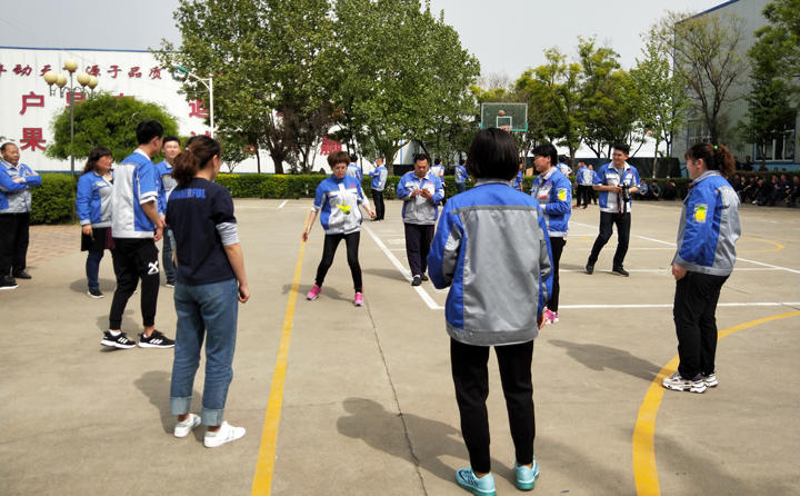 踢毽子比賽讓我們見識(shí)到團(tuán)結(jié)協(xié)作、堅(jiān)持不懈的運(yùn)動(dòng)精神，各隊(duì)在場(chǎng)上展開激烈比拼，隊(duì)員們沉著應(yīng)戰(zhàn)、默契配合、快速傳遞