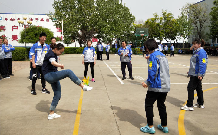 踢毽子比賽讓我們見識(shí)到團(tuán)結(jié)協(xié)作、堅(jiān)持不懈的運(yùn)動(dòng)精神，各隊(duì)在場(chǎng)上展開激烈比拼，隊(duì)員們沉著應(yīng)戰(zhàn)、默契配合、快速傳遞