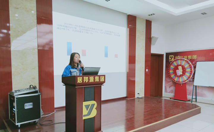 信息部李部長(zhǎng)就網(wǎng)站建設(shè)、運(yùn)營(yíng)、推廣等各項(xiàng)工作進(jìn)行匯報(bào)