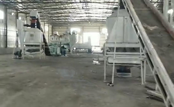 黑河秸稈顆粒機(jī)生產(chǎn)線調(diào)試現(xiàn)場(chǎng)