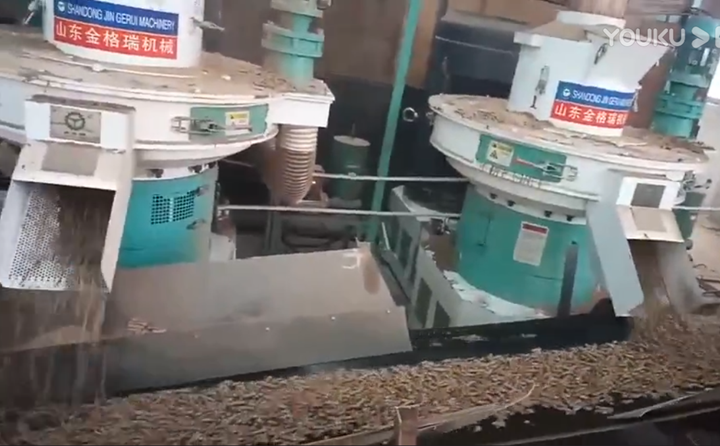秸稈制粒機(jī)現(xiàn)場(chǎng)工作中
