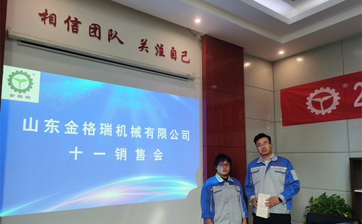 銷售總監(jiān)李娟為9月份的銷售冠軍高立國頒發(fā)榮譽獎勵