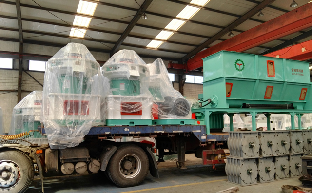 哈爾濱秸稈顆粒機(jī)正在裝車(chē)