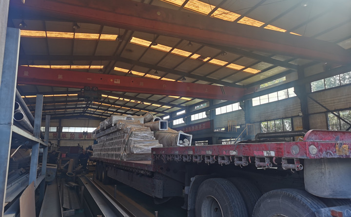 秸稈制粒機(jī)生產(chǎn)線配套設(shè)備裝車(chē)中