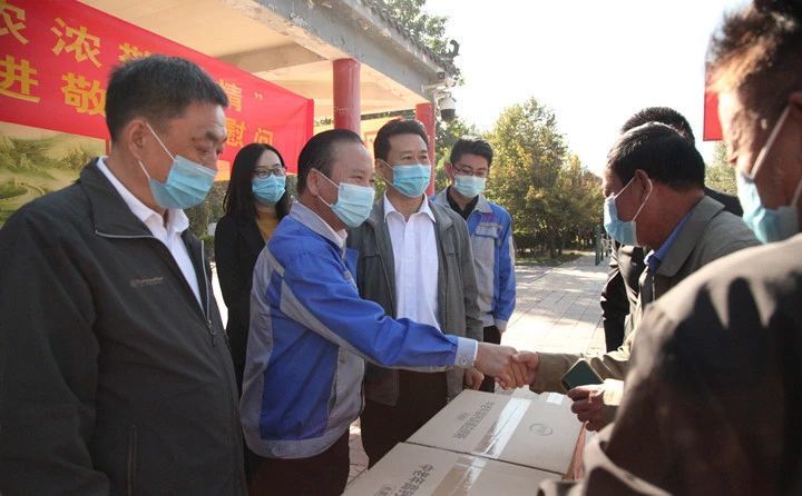 董事長景奉國與敬老院負責人握手介紹