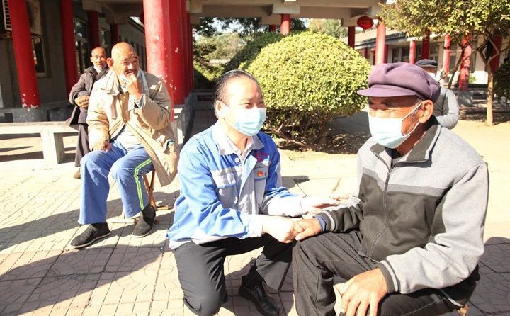 景董詢問老人的生活習慣