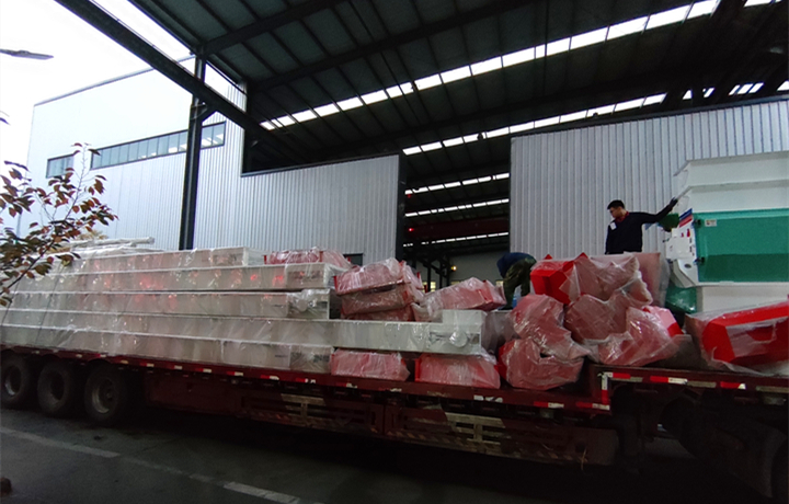 顆粒機生產(chǎn)線裝車完成，準備發(fā)往內(nèi)蒙古烏蘭察布