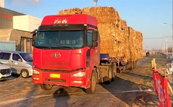 哈爾濱方正縣一家生物質(zhì)發(fā)電公司門前，運(yùn)送秸稈進(jìn)廠的車輛排成了隊(duì)