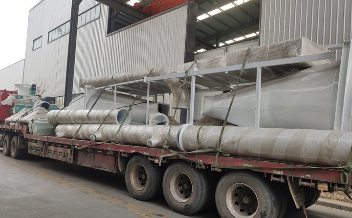 河北客戶訂購(gòu)的一套秸稈顆粒機(jī)生產(chǎn)線正在裝車(chē)發(fā)貨