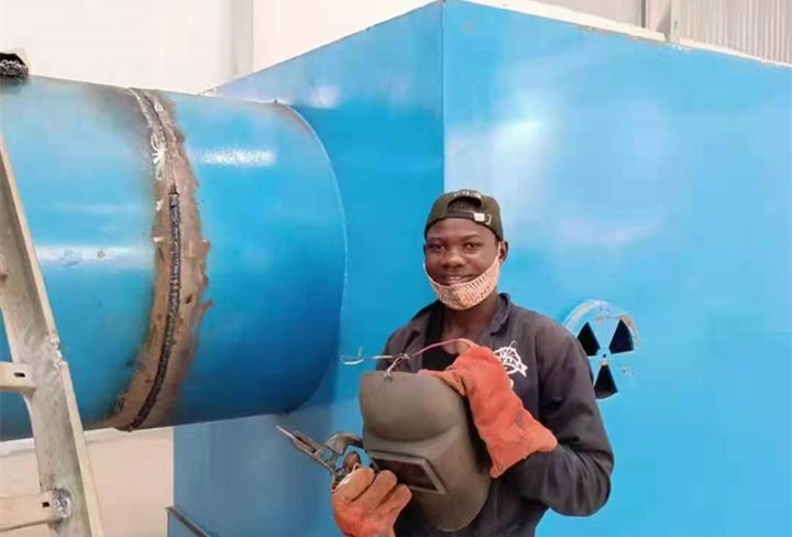 烏干達工人正在焊接農(nóng)作物秸稈顆粒機生產(chǎn)線設備