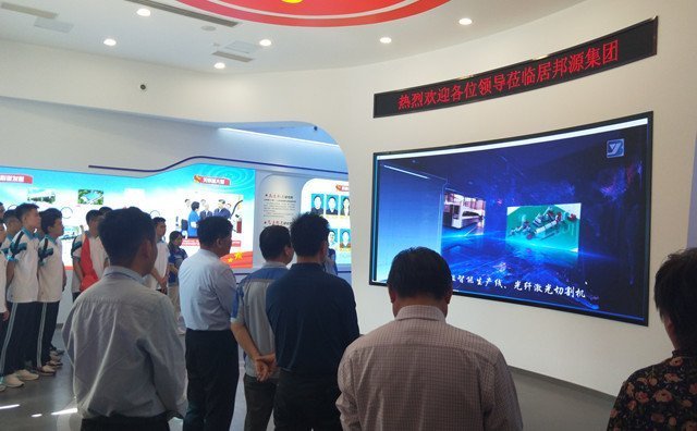 董事長景奉國先生引領老師和同學們參觀了黨群服務中心 董事長景奉國先生引領老師和同學們參觀了黨群服務中心