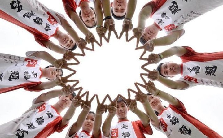 河北省邯鄲市磁縣第一中學的高三學生們擺出勝利的手勢為自己加油 河北省邯鄲市磁縣第一中學的高三學生們擺出勝利的手勢為自己加油