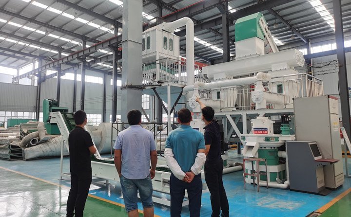 江蘇淮安客戶考察小麥秸稈顆粒機(jī)生產(chǎn)線設(shè)備