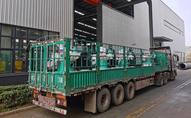 年產(chǎn)20萬噸稻殼顆粒機生產(chǎn)線設備發(fā)往黑龍江現(xiàn)場