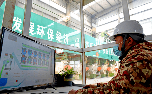 淮南市壽縣一家顆粒廠工人正在操控秸稈顆粒機(jī)械設(shè)備加工秸稈，生產(chǎn)生物燃料