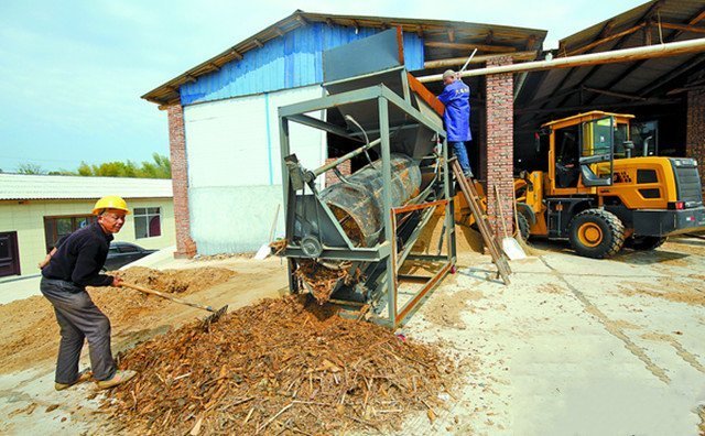 4月2日，湖南雨湖區(qū)鶴嶺鎮(zhèn)向陽村村民在家門口新建的秸稈顆粒機械設(shè)備生產(chǎn)線處理秸稈作業(yè)。這一項目既解決了秸稈處理難題，還為村集體和村民帶來不菲的經(jīng)濟效益。